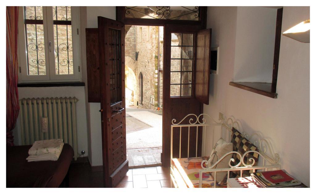 Bed and Breakfast Vico Del Poeta Asís Habitación foto