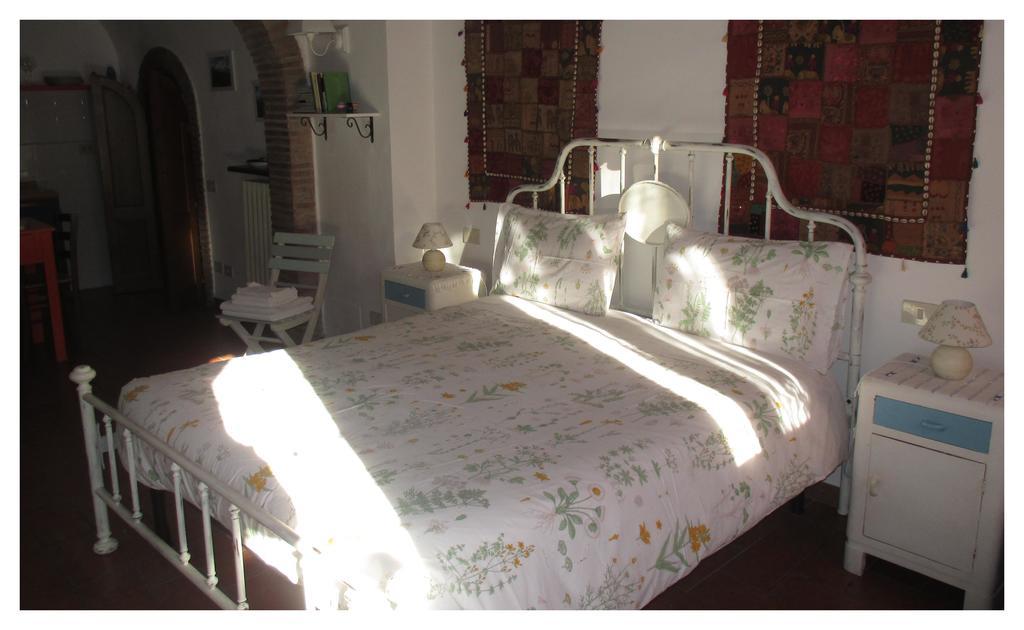 Bed and Breakfast Vico Del Poeta Asís Habitación foto